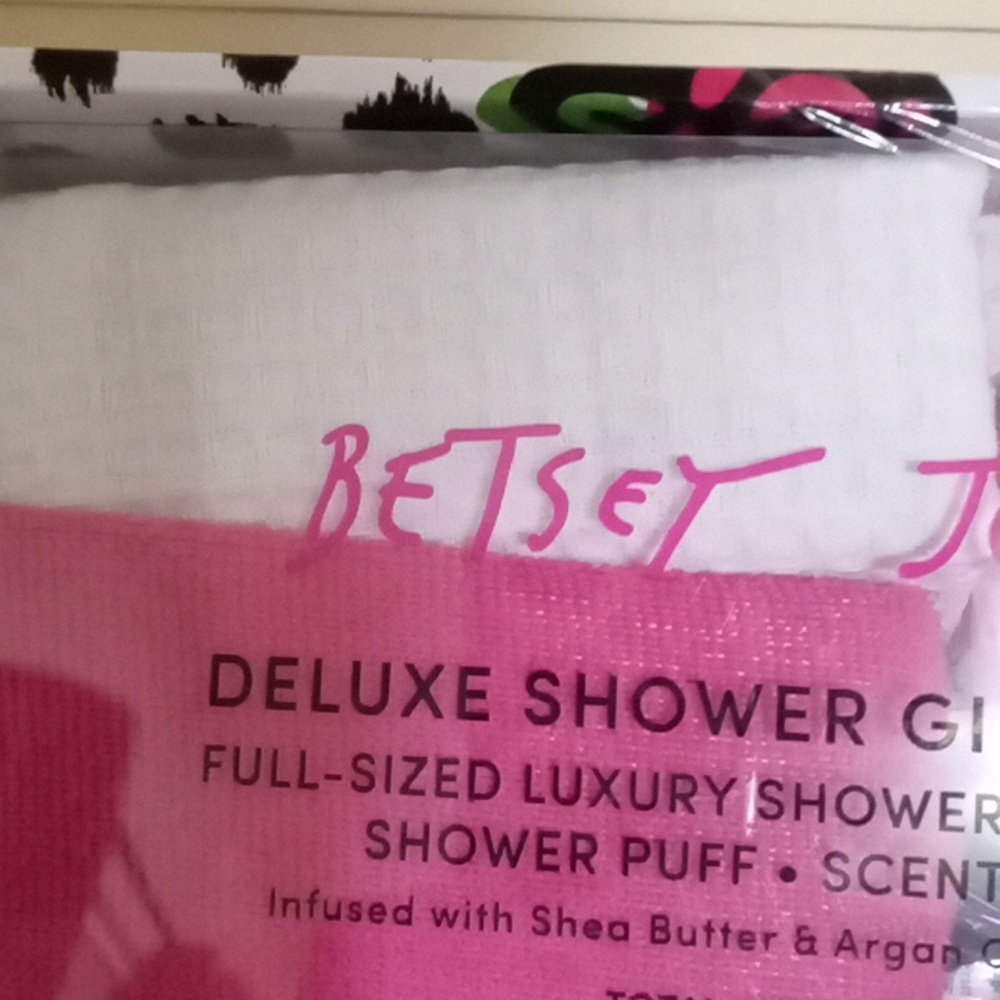 Betsey Johnson Deluxe Shower Gift Collection πππ - Picture 4 of 6